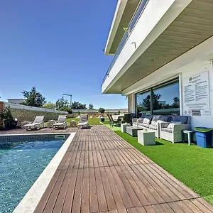 https://guest-house-summer-cascade-alvor-8500-777.hotelaalgarve.com